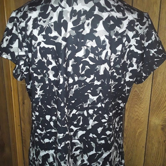Larry Levine Short Sleeve Black & White Blouse - Picture 2 of 5